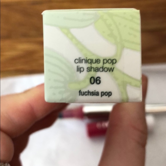 Clinique Pop Lip Shadow Matte Lip Powder Fuchsia - Picture 4 of 4